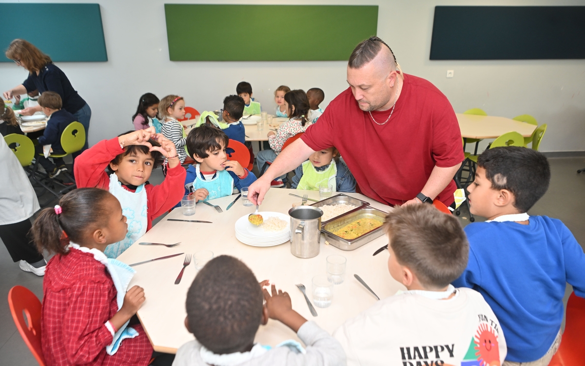 service du repas à la cantine dans une école maternelle