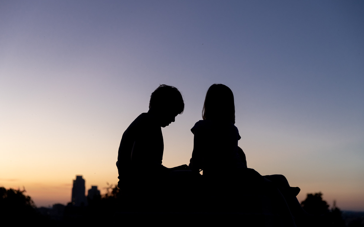 Deux silhouettes d'enfants aux Buttes-Chaumont;