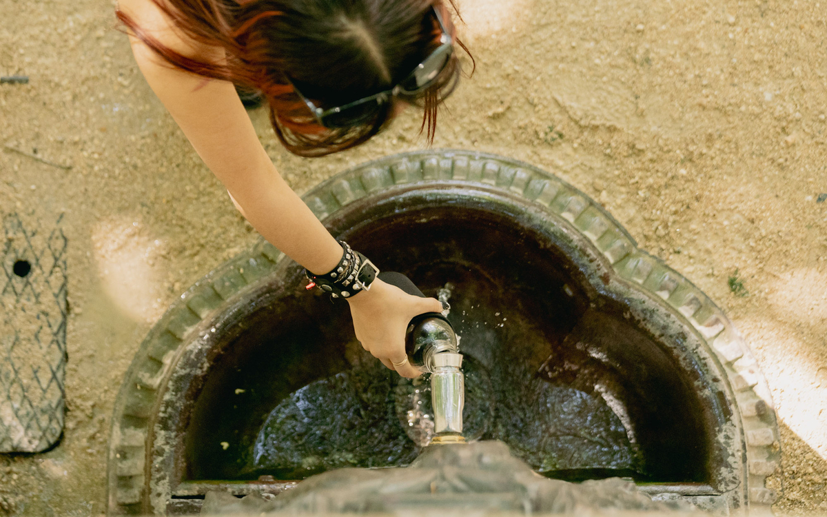 Remède contre la canicule, à la fontaine à eau. 
