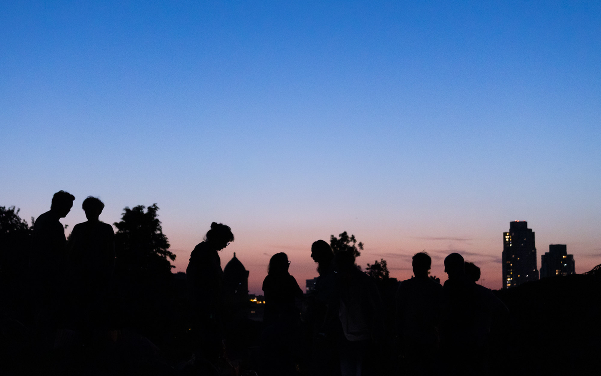 silhouettes entre chien et loup aux Buttes-Chaumont;