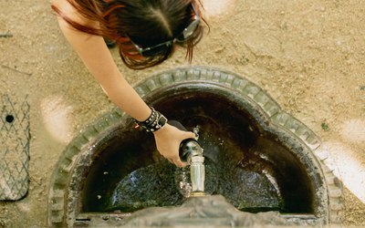 Remède contre la canicule, à la fontaine à eau. 