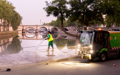 Nettoyage des berges par les agents de la DPE