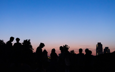 silhouettes entre chien et loup aux Buttes-Chaumont;