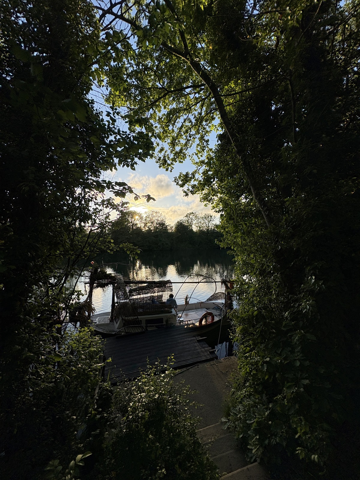 Mr. et Mr. traverse l'Yonne avec leur bateau on voit la nuit