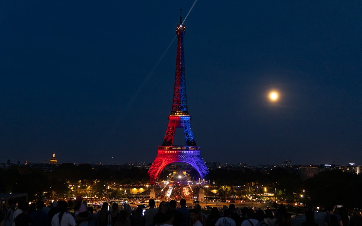 La tour Eiffel illuminée aux couleurs du PSG, en bleu et rouge, pour la finale de la Ligue des Champions