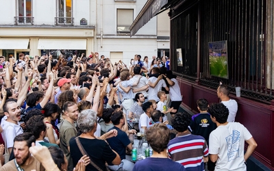 Des supporters parisiens devant un bar du 11e