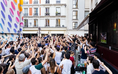 Des supporters parisiens dans un bar du 11e