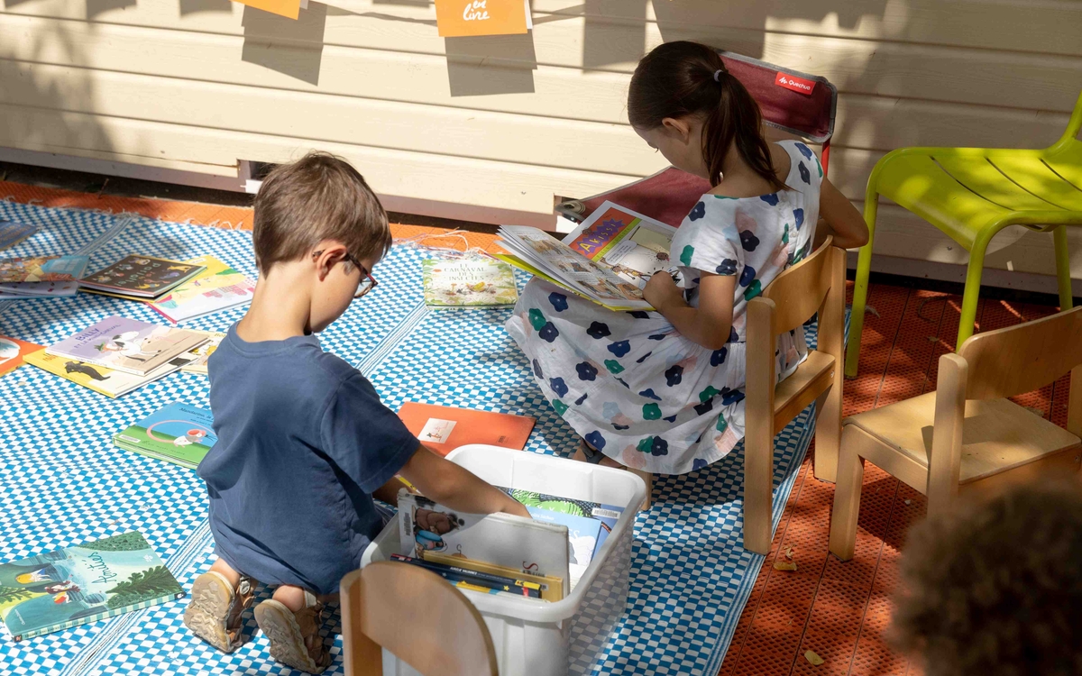 Enfants qui lisent 
