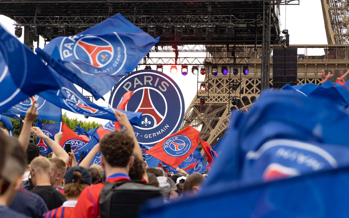 Passage des champions sur le Champ de Mars pour la finale de la ligue des Champions 2026 
