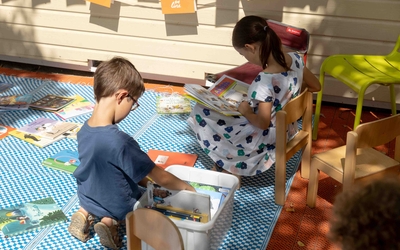 Enfants qui lisent 