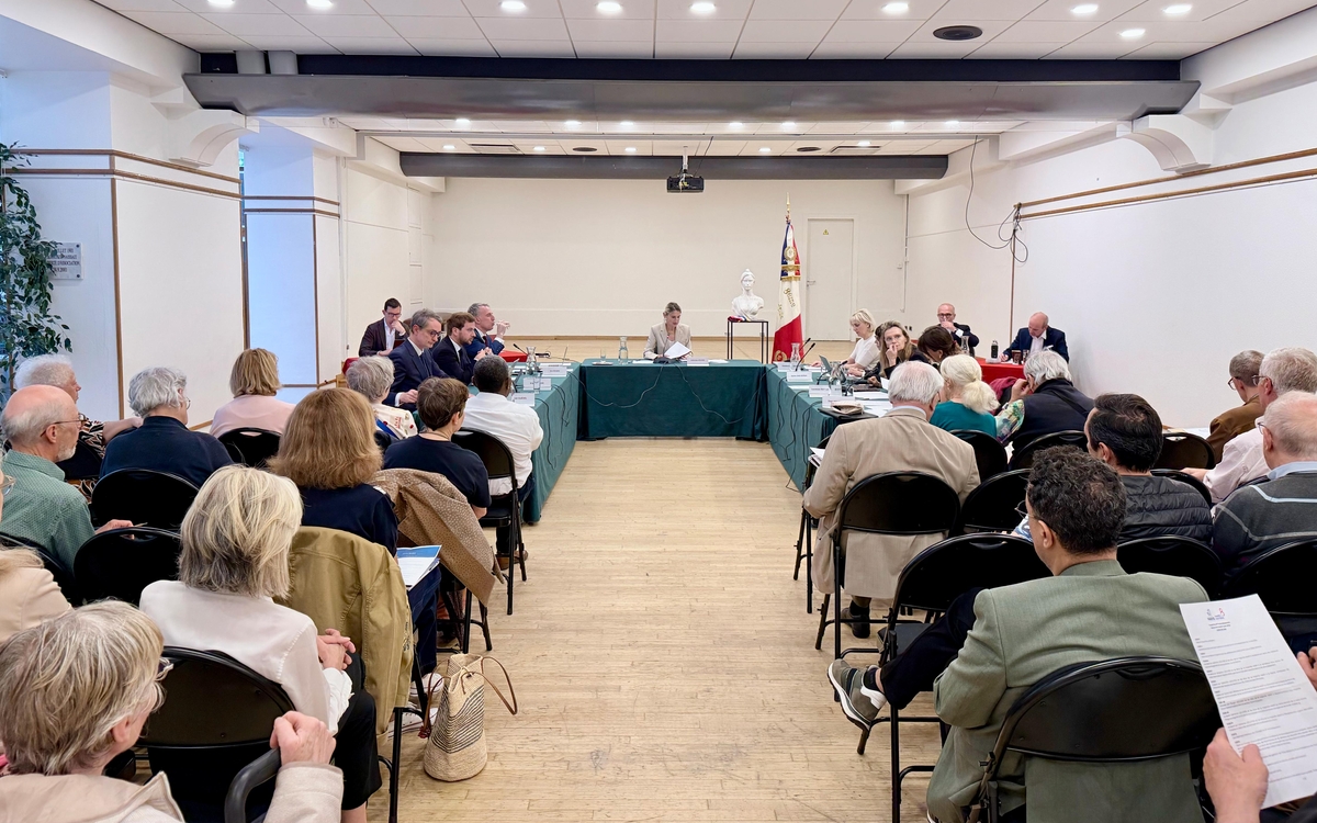 Salle avec du public et les 13 élus disposés en U