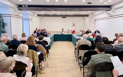 Salle avec du public et les 13 élus disposés en U
