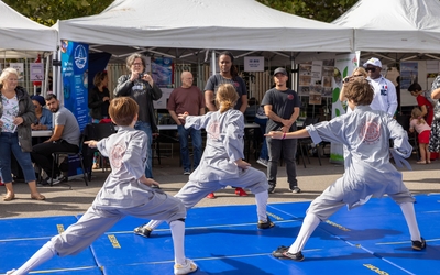 enfants faisant une démonstration d'un sport de combat au forum du temps libre et des loisirs 2025