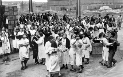 Photo de femmes qui danse à l'usine