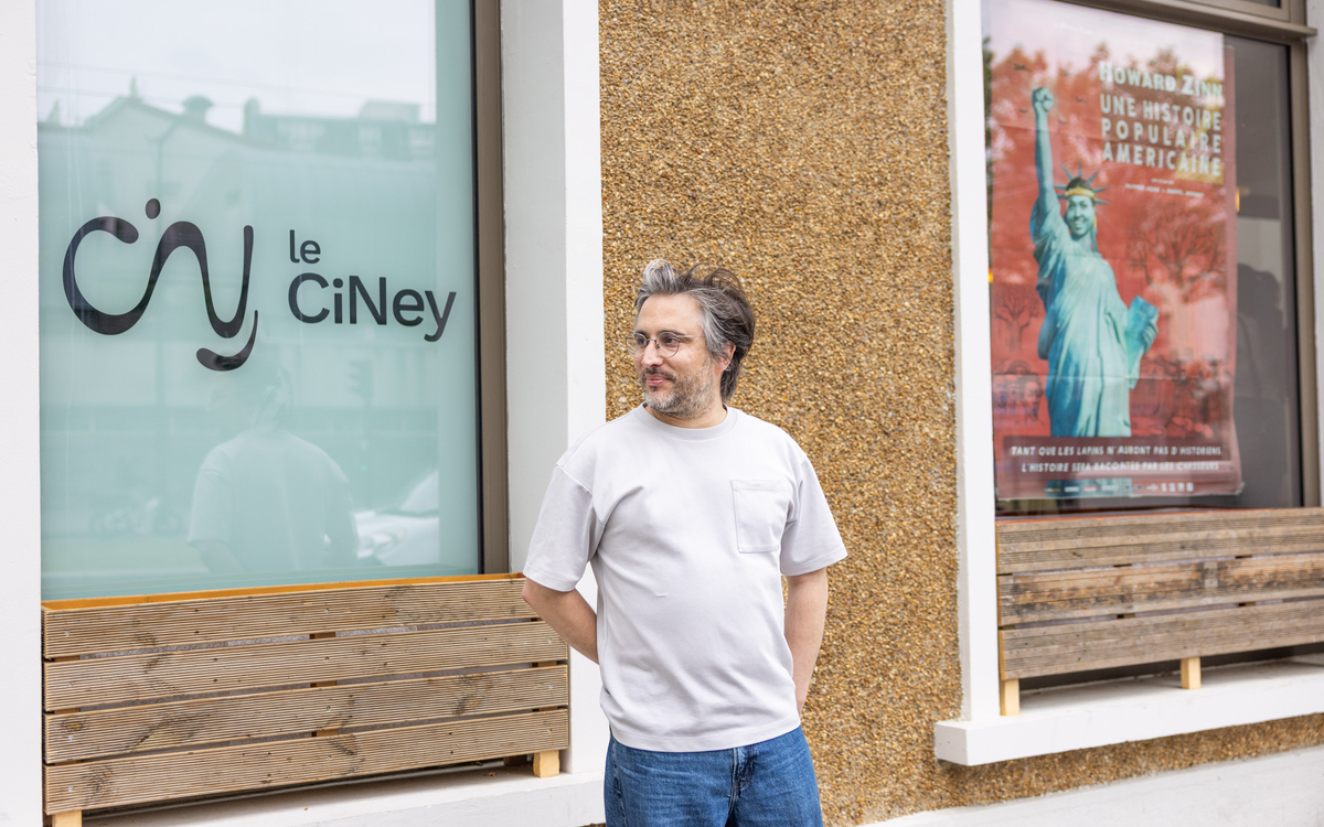 Guillaume Louradour du Ci'Ney en photo devant la façade du Ci'Ney
