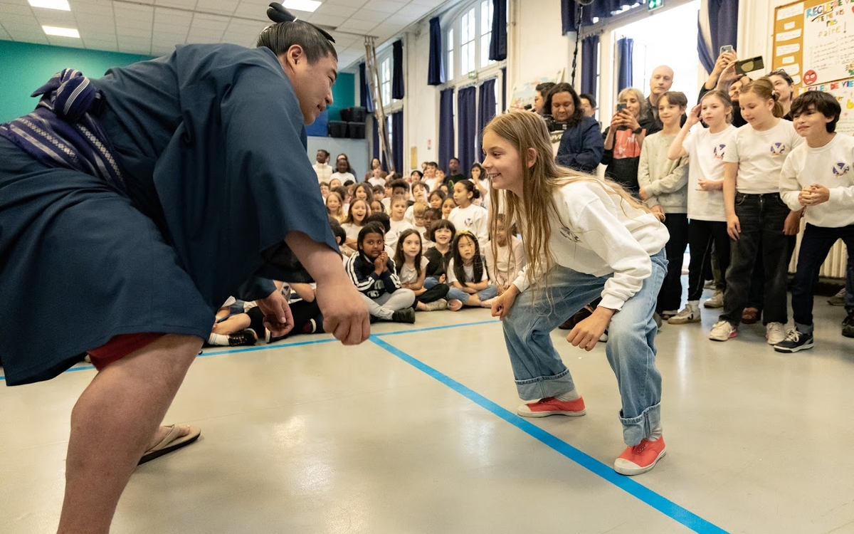 Venus tout droit du Japon, des sumotoris se mesurent aux élèves d’une école
parisienne