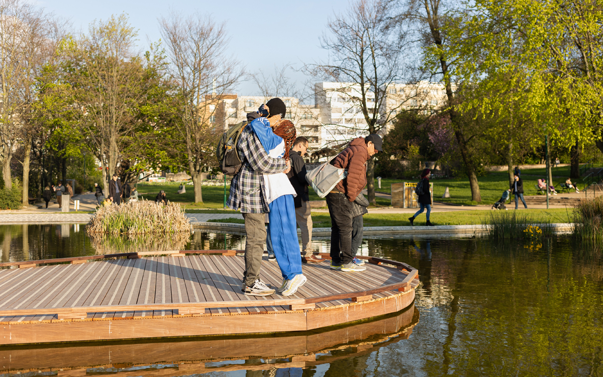 Des amoureux dans le parc Georges-Brassens dans le 15ᵉ.
