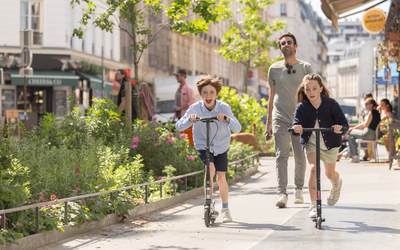 Des enfants à trottinette rue Championnet dans le 18ème. 