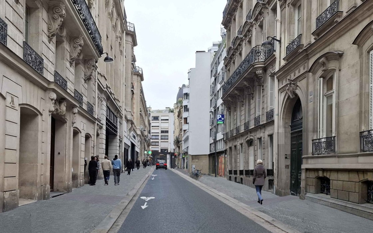 Une rue de Paris avec des trottoirs larges et une chaussée réduite