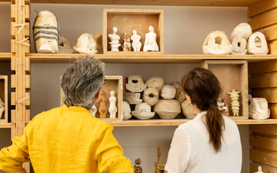 des personnes qui regardent des sculptures