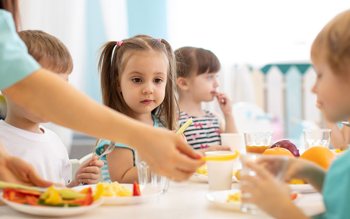 Photographie montrant des enfants en train de manger à la cantine