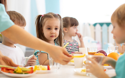 Photographie montrant des enfants en train de manger à la cantine