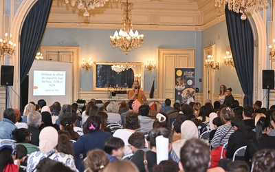 Remise des diplômes aux enfants bénéficiant Coup de pouce et ALEM à la mairie du XXe arrondissement