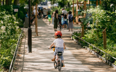 Un enfant fait du vélo lors de l'inauguration de l'aménagement de l'avenue Bouvines, 11e 