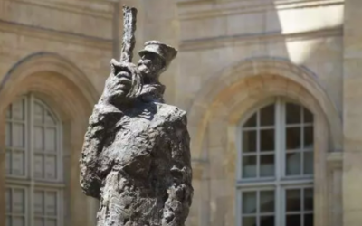 Statue de Alfred Dreyfus dans la cour du Musée d'art et d'histoire du Judaïsme.