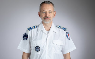 Portrait du directeur en tenue de policier