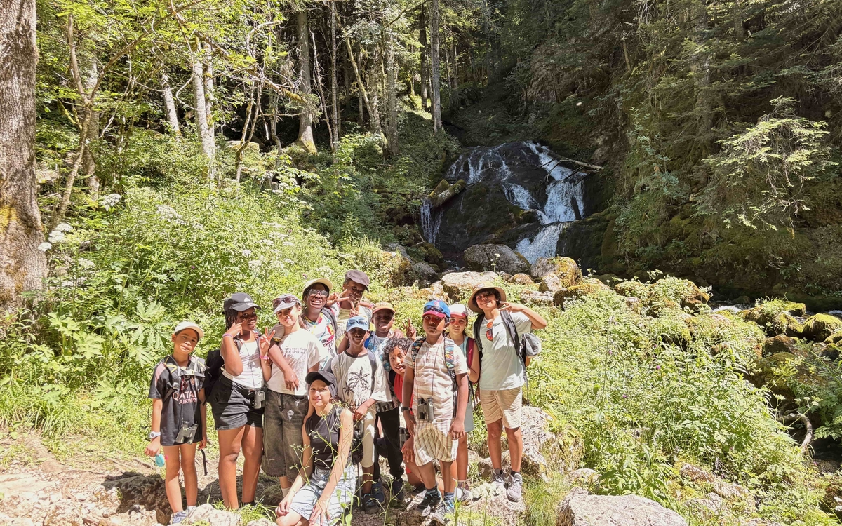 groupe d'enfants devant une cascade