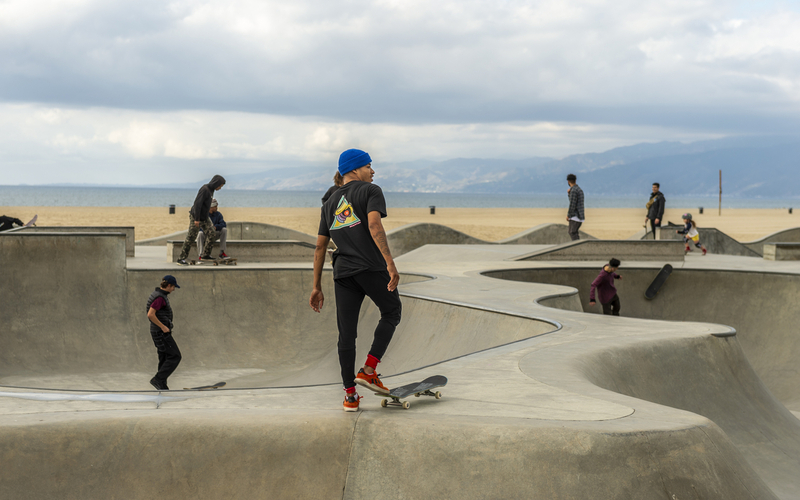 Des rampes de skate avec pour arrière-plan une plage de sable
