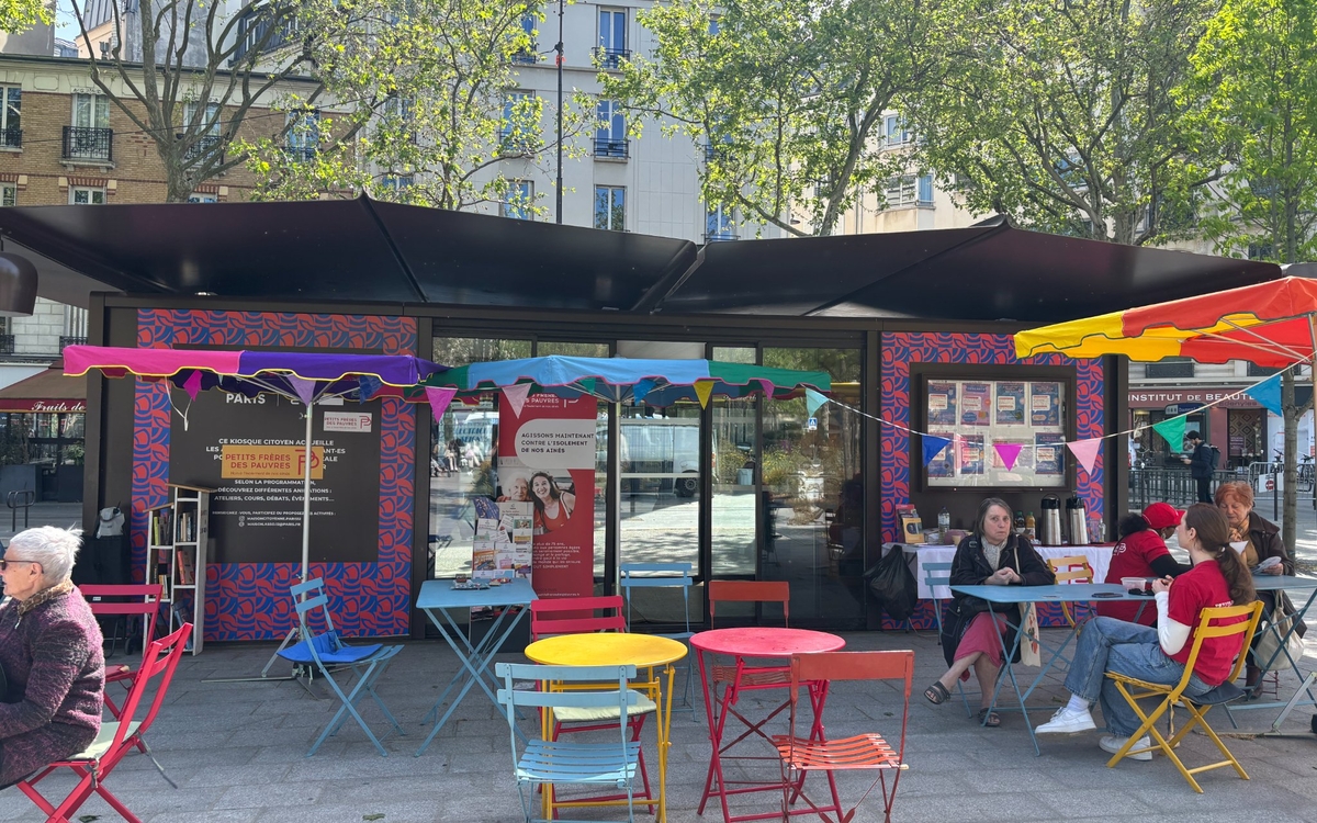Le kiosque Citoyen sous le soleil, accueillant des habitants du 12e
