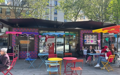 Le kiosque Citoyen sous le soleil, accueillant des habitants du 12e