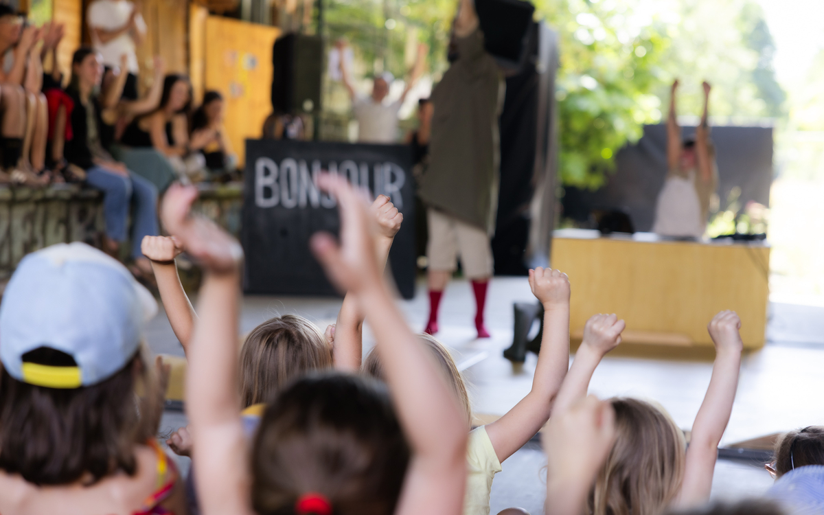 spectacle de cirque à l'occasion de Clignancourt danse sur les rails 2026
