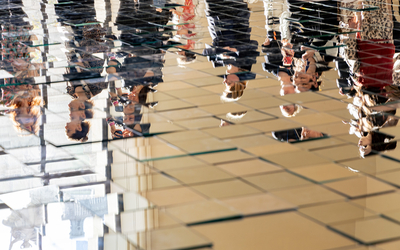 Installation Liquid mirror de Mathias Kiss au Petit Palais pendant la Nuit Blanche. 