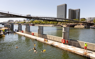 Baignade de Bercy avec vue sur la BnF