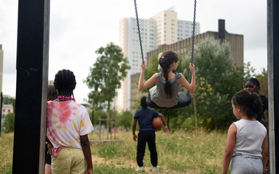 Des enfants s'amusent sur les balançoires du parc Chapelle Charbon, 18ème