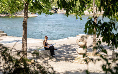 une jeune femme dans le jardin 