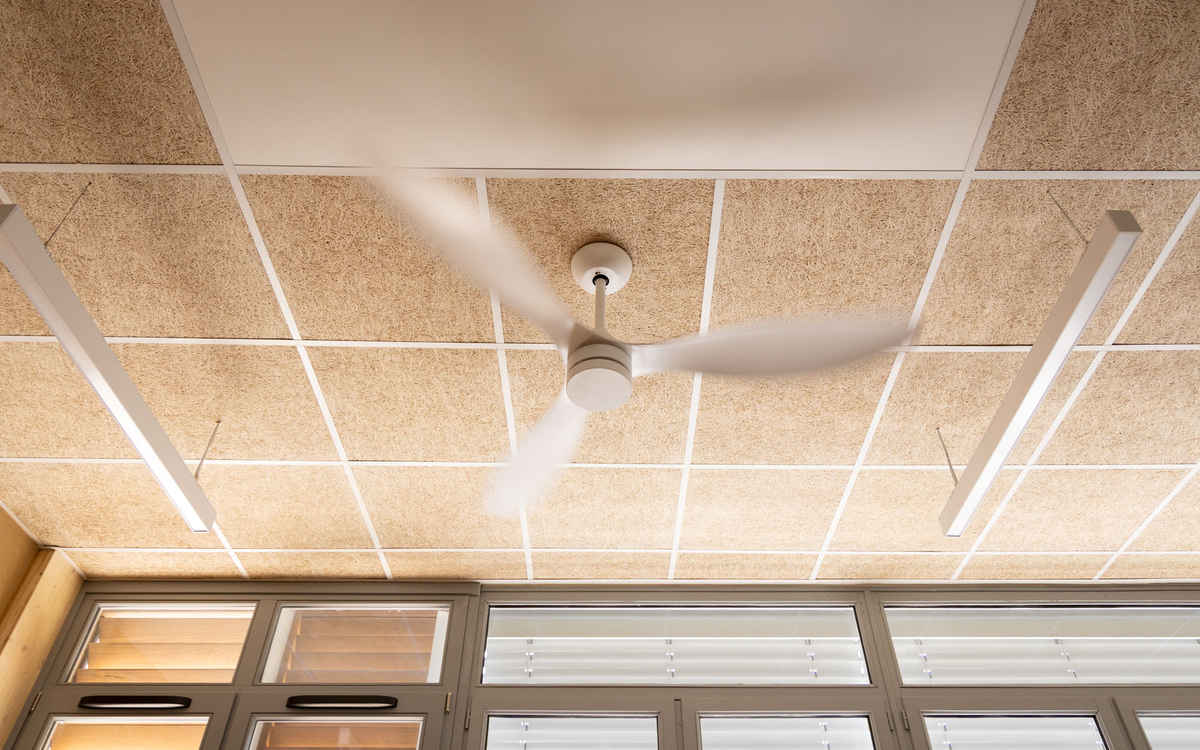 Brasseur d'air installé au plafond d'une salle de classe