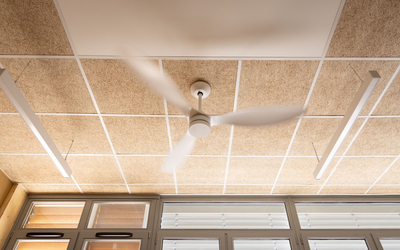 Brasseur d'air installé au plafond d'une salle de classe