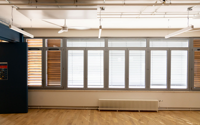 Intérieur d'une salle de classe avec des fenêtres et au plafond des brasseurs d'air