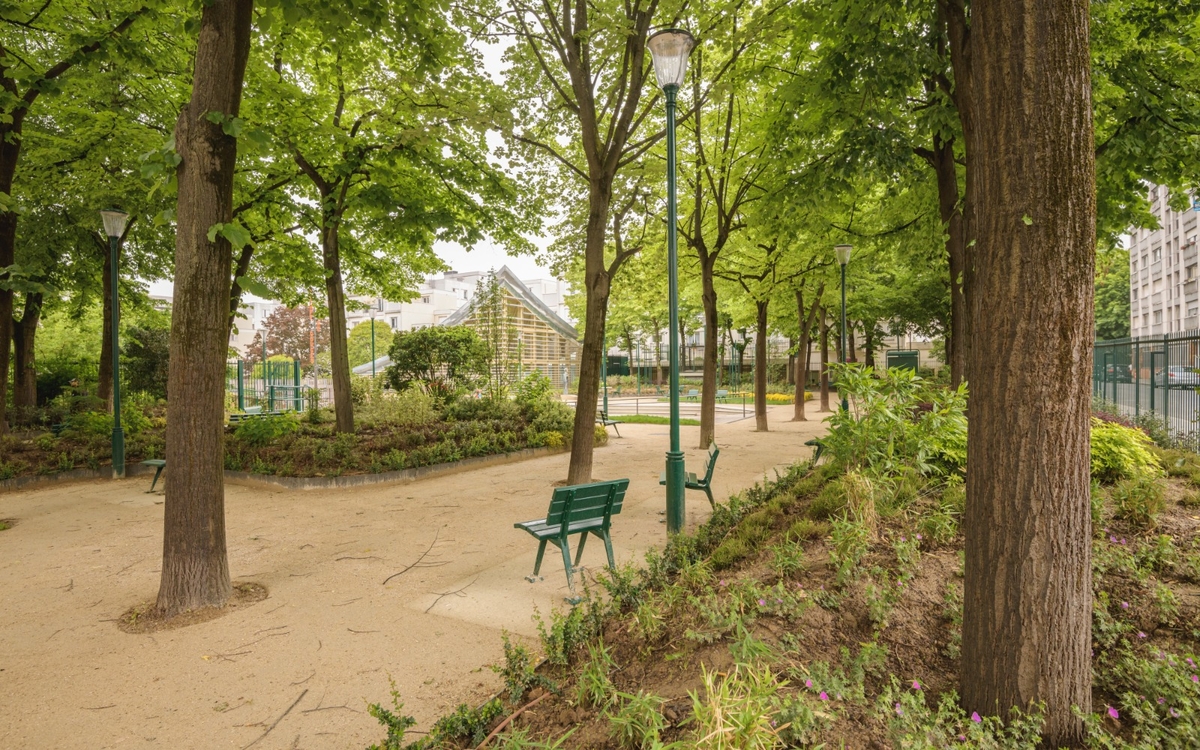 Square Rajman et pavillon de la salle Olympe de Gouges au fond