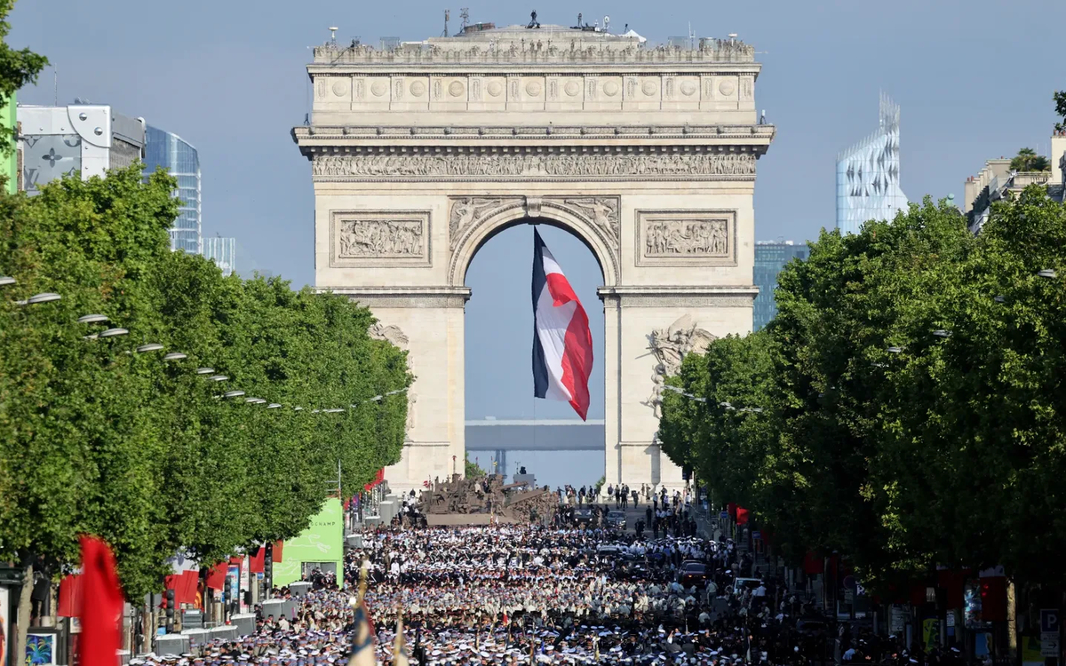 Des militaires alignés devant l'Arc de triomphe de Paris