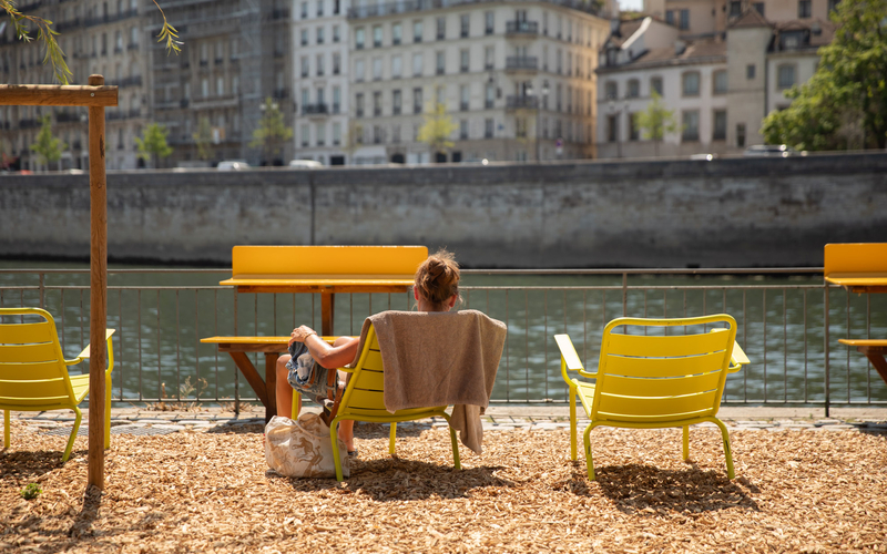 Repos au soleil sur une chaise de Paris Plage Rives de Seine 2026