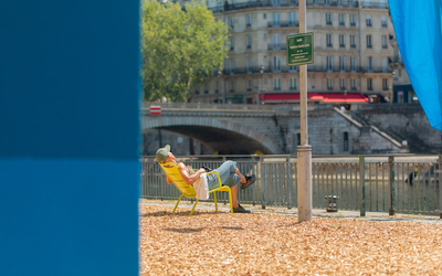 Une personne se repose sur une chaise de Paris Plage, Rives de Seine 2026
