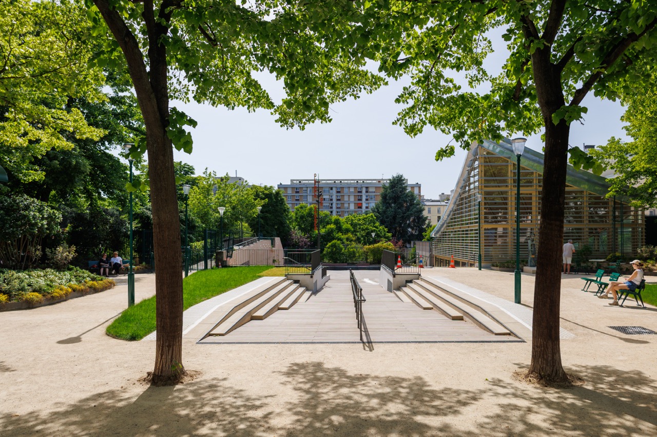Le square Rajman après travaux : entrée ouverte sur la salle Olympe de Gouges et square transformé
