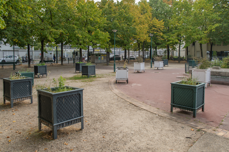 Square Rajman avant travaux : sol minéral, plantes en pot