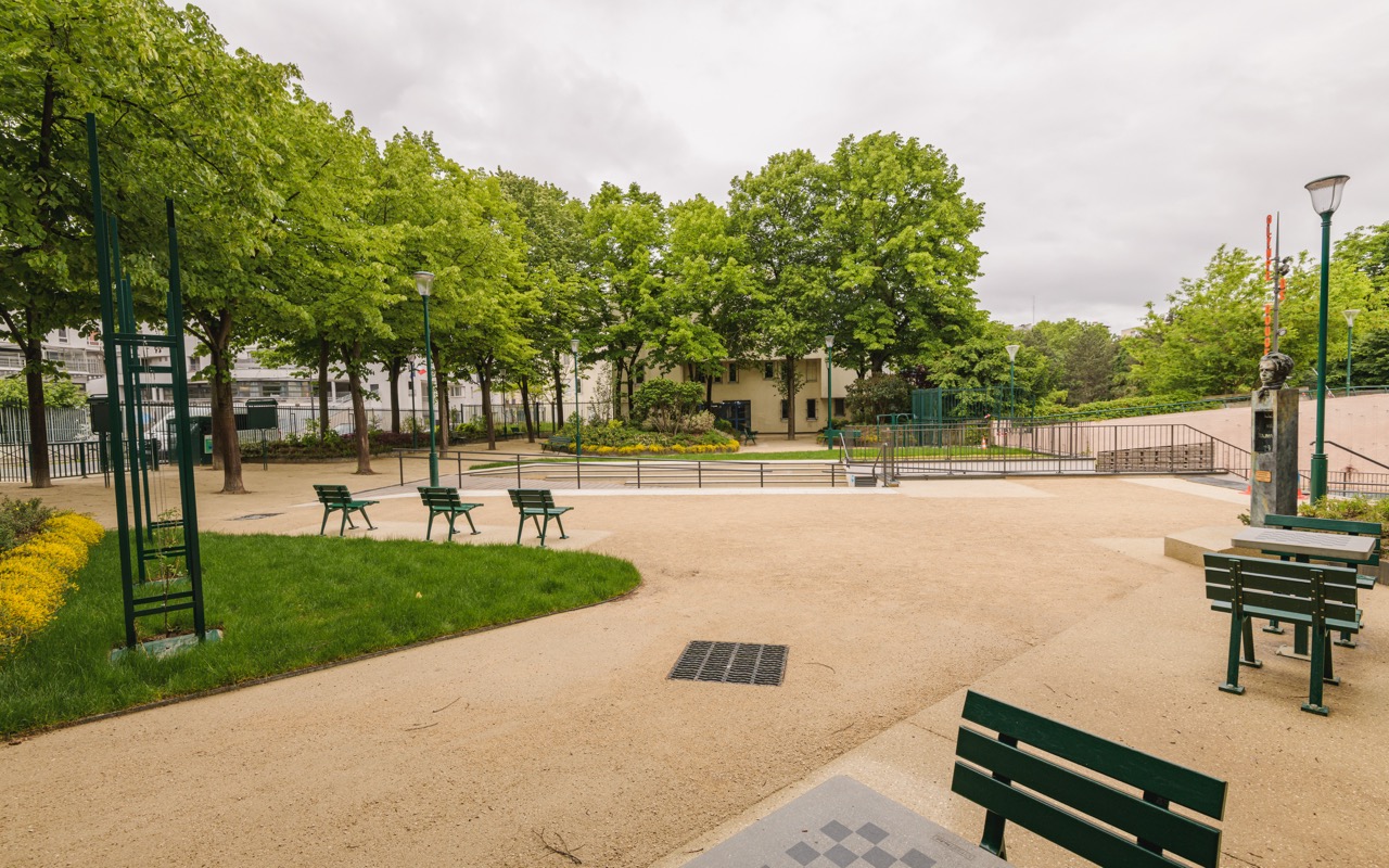 Le square Rajman après travaux : des bancs, plus de végétation, un lieu chaleureux