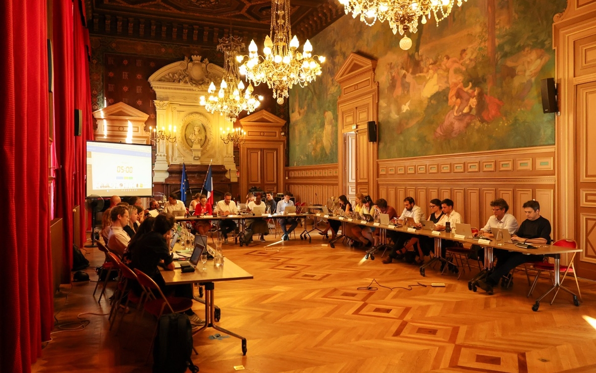 Conseil d'arrondissement réuni dans la salle des fêtes de la Mairie du 11e
